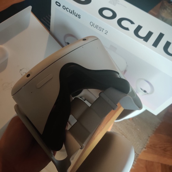 256G Oculus Quest 2 - Picture 6 of 8